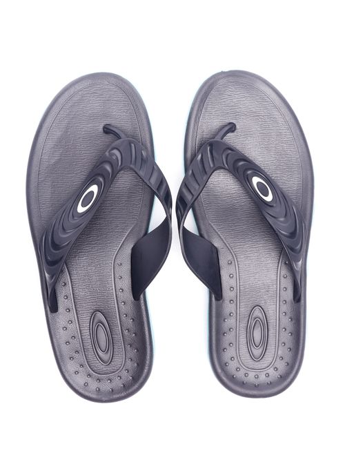 Chinelo Oakley Crowd