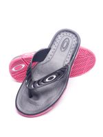 Chinelo-Oakley-Crowd-Carmine